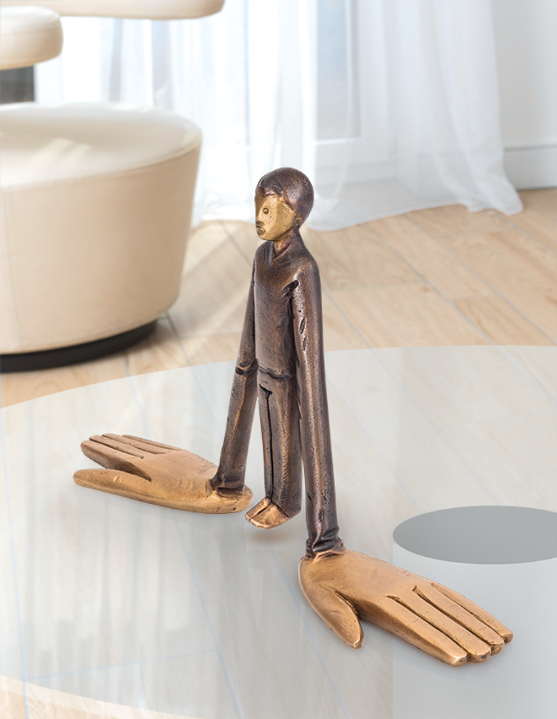 Bronzefigur Mani grandi von Ivan Lardschneider