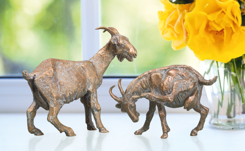 Bronzefigur Ziege, stehend und Ziege, kratzend als Set von Atelier Strassacker