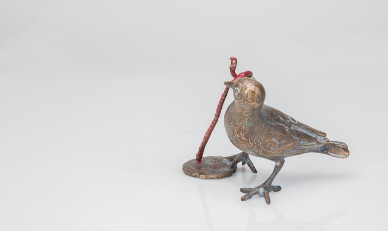 Bronzeskulptur – Vogel mit Wurm
