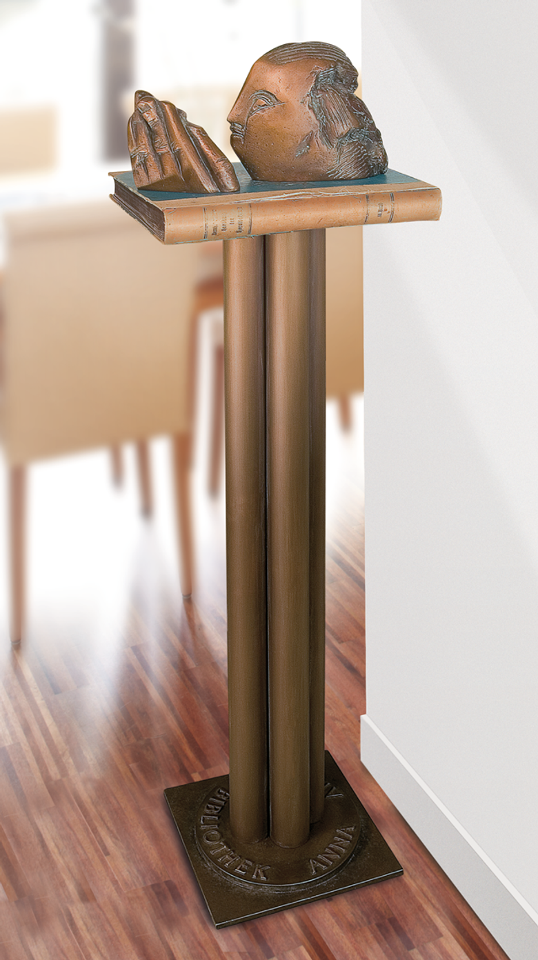 Bronzefigur Die Lesende von Milan Drews