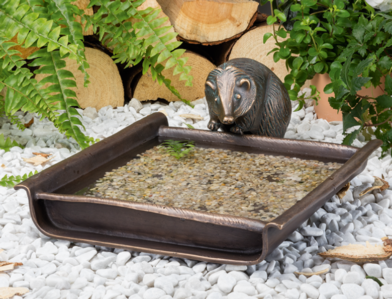 Bronzefigur Vogeltränke mit Igel von Atelier Strassacker