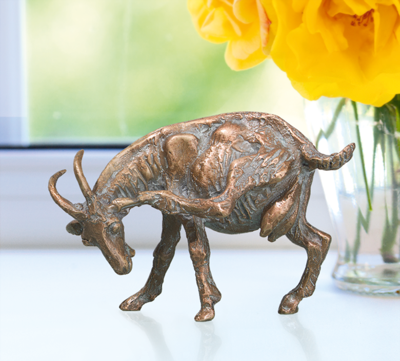 Bronzefigur Ziege, kratzend von Atelier Strassacker