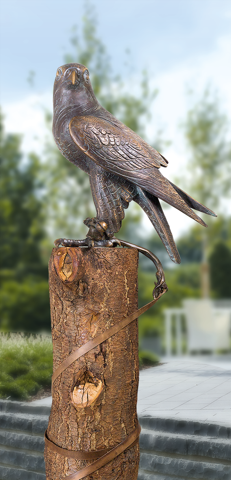 Bronzefigur Falke (mit 2,30 m langem Lederband) von Atelier Strassacker