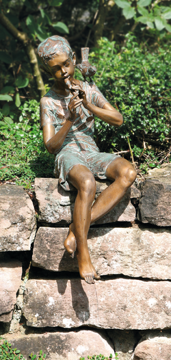 Bronzefigur Junge mit Flöte von Pawel Andryszewski