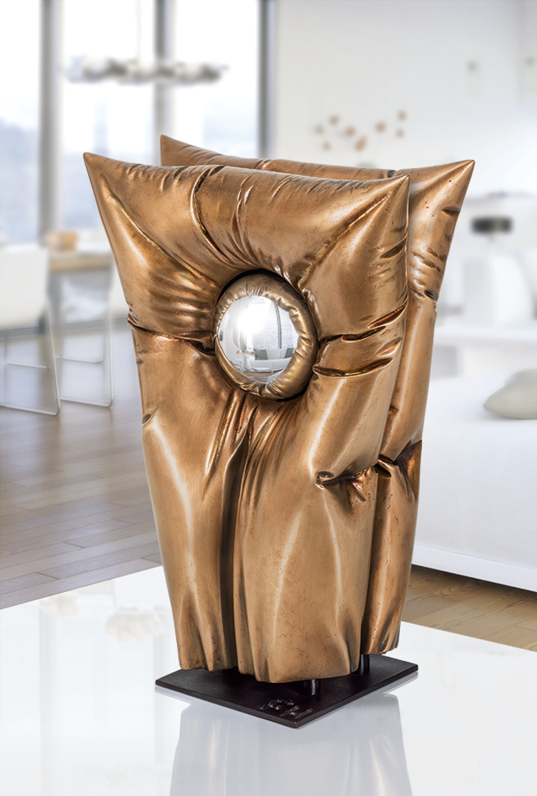 Bronzefigur In between von Felix Haspel