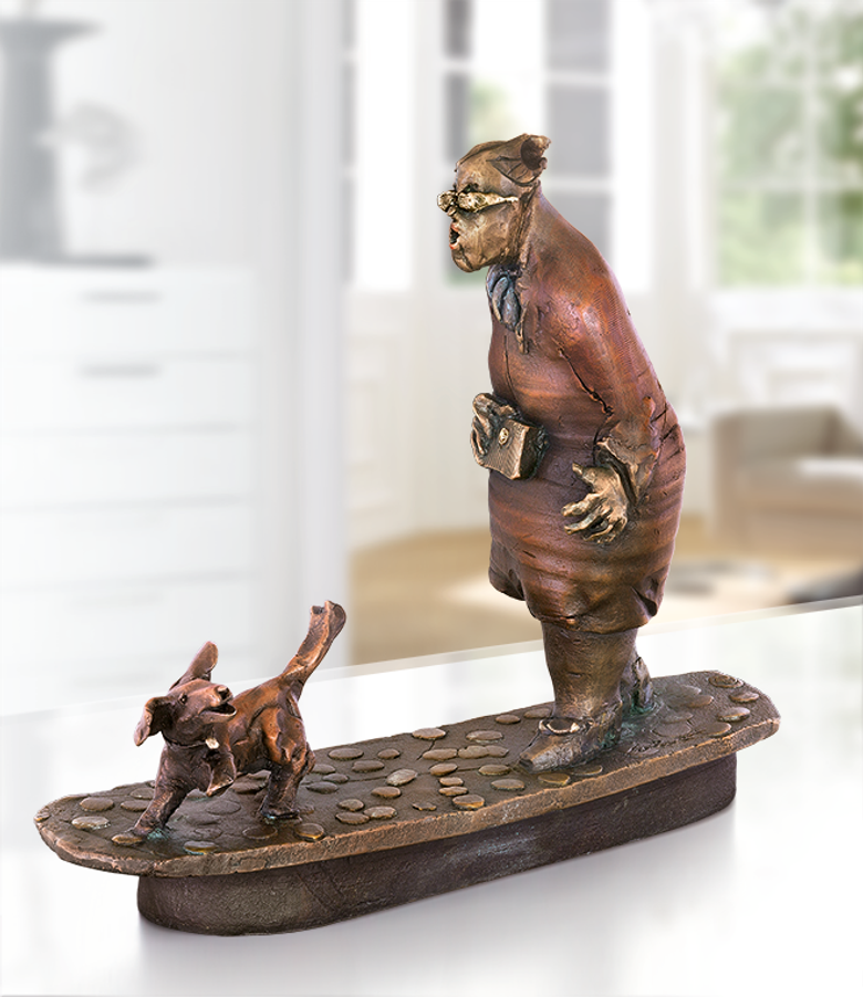 Bronzefigur Hundespaziergang von Eva Roucka