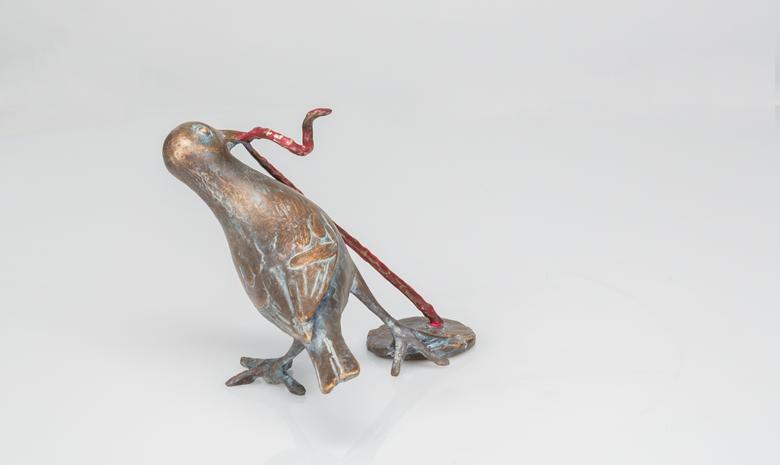 Bronzeskulptur – Vogel mit Wurm