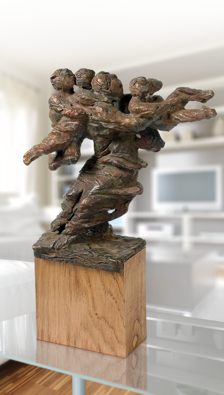 Bronzefigur Mutter mit drei Kindern in der Flut von Karl-Henning Seemann