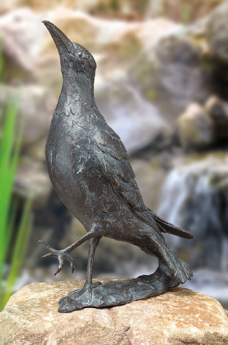 Bronzefigur Rabe, schreitend von Atelier Strassacker