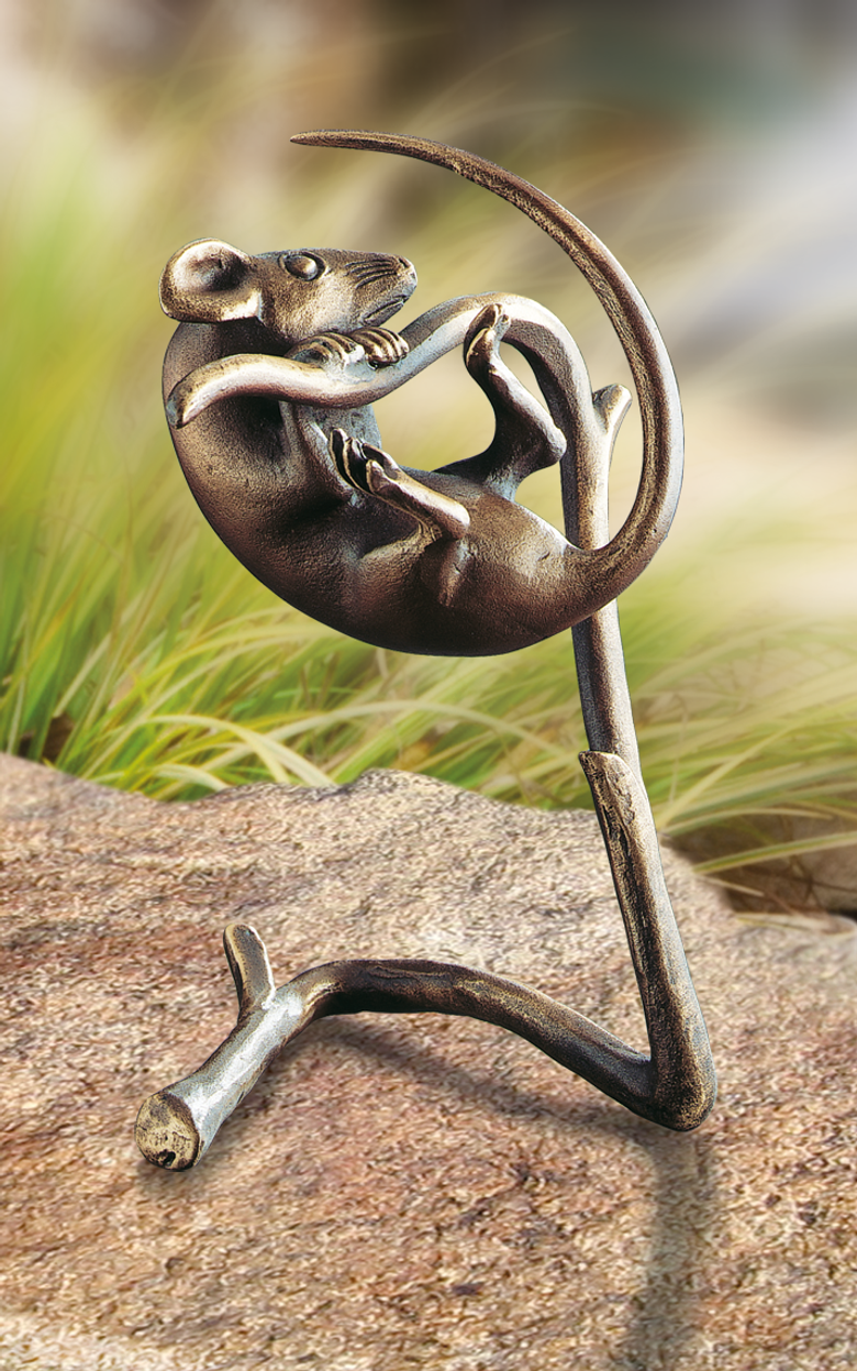 Bronzefigur Maus auf Zweig von Atelier Strassacker