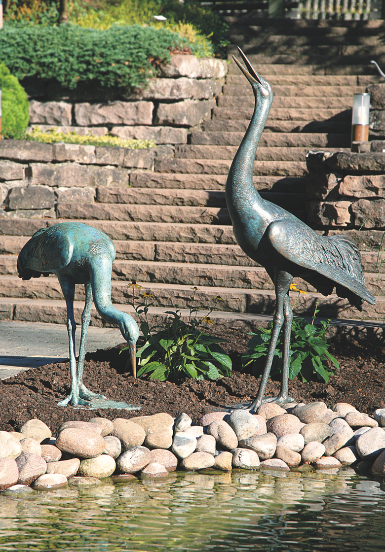 Bronzefigur Kranich, fressend von Erwin A. Schinzel