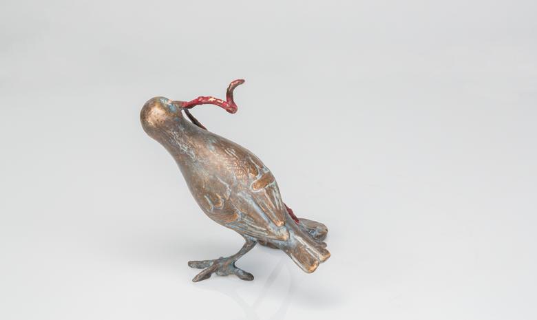 Bronzeskulptur – Vogel mit Wurm