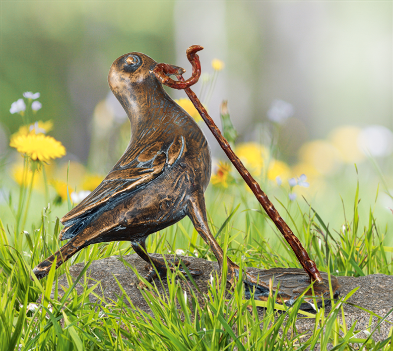Bronzefigur Vogel mit Wurm von Atelier Strassacker