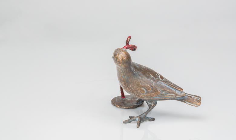 Bronzeskulptur – Vogel mit Wurm