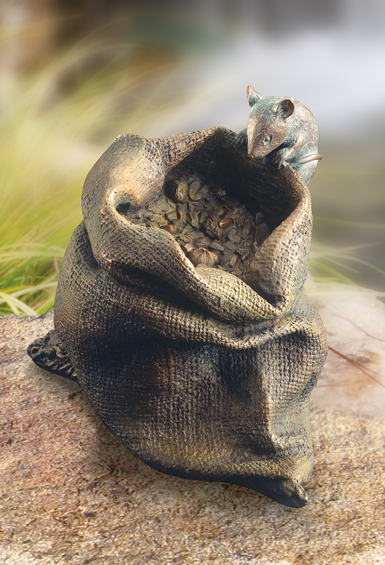 Bronzefigur Maus auf Körnersack von Atelier Strassacker