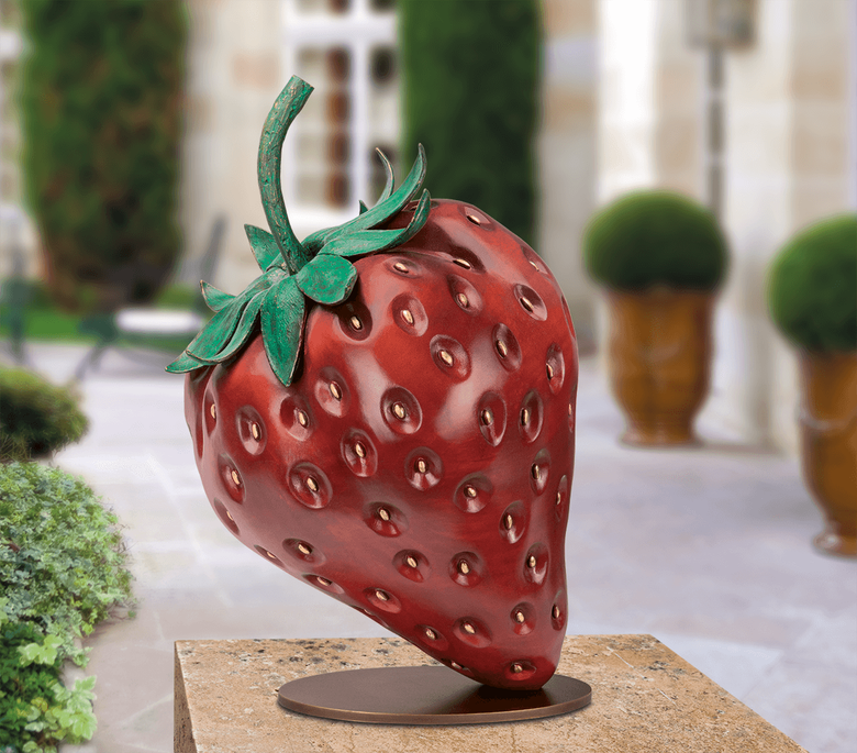 Bronzefigur »Erdbeere« aus dem Atelier Strassacker