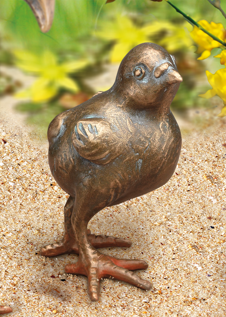 Bronzefigur Christiane auf der Hut von Atelier Strassacker