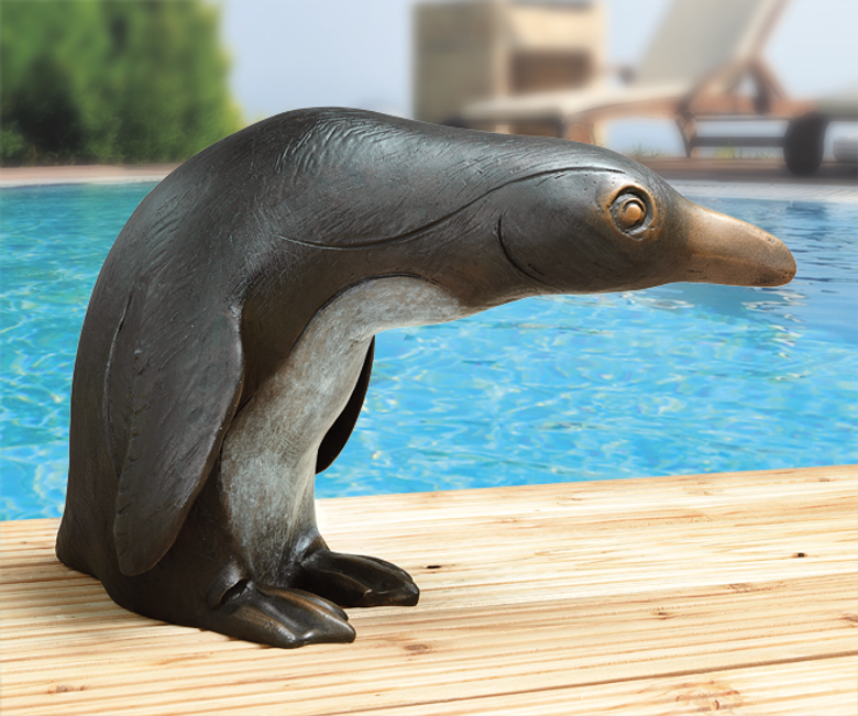 Bronzefigur Pinguin mit nach vorn gestrecktem Kopf von Atelier Strassacker