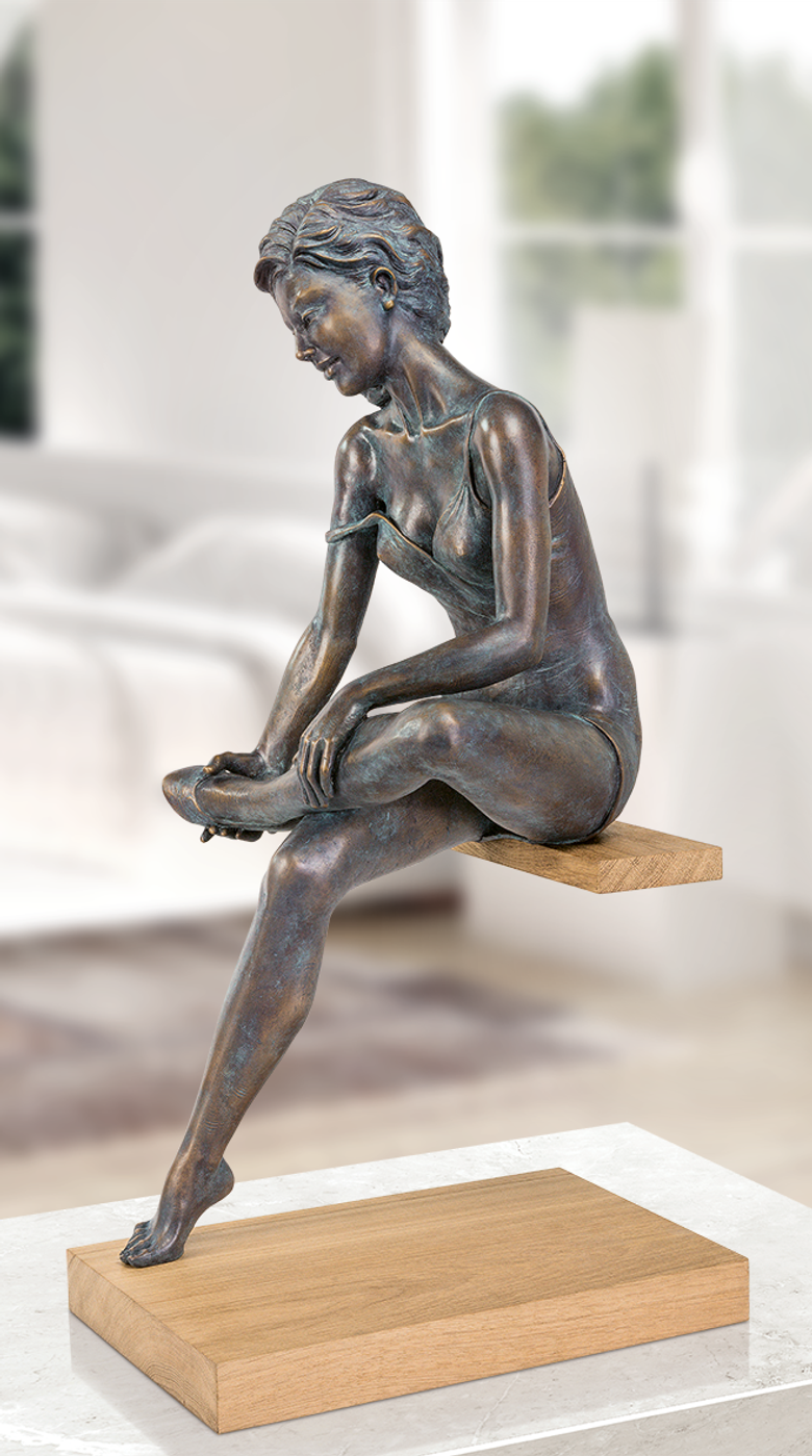 Bronzeskulptur-La-Scarpa-Frau