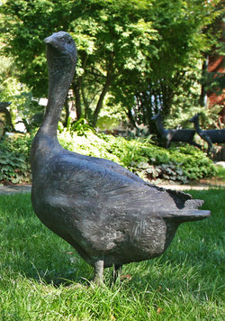 Bronzefigur Gans nach links blickend von Hans Nübold