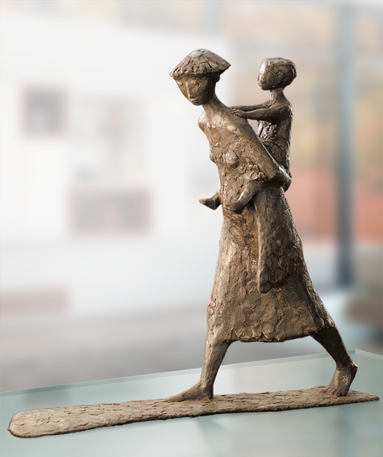 Bronzefigur Huckepack von Manfred Welzel