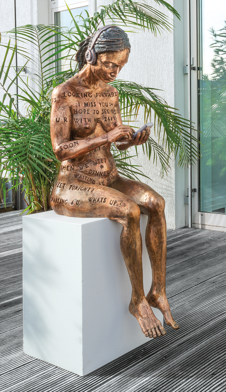 Bronzefigur Online Romance (Lady) von Michal Trpak