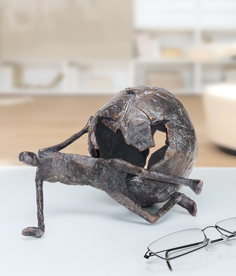 Bronzefigur »Zerbrochen« von Marianne Mostert