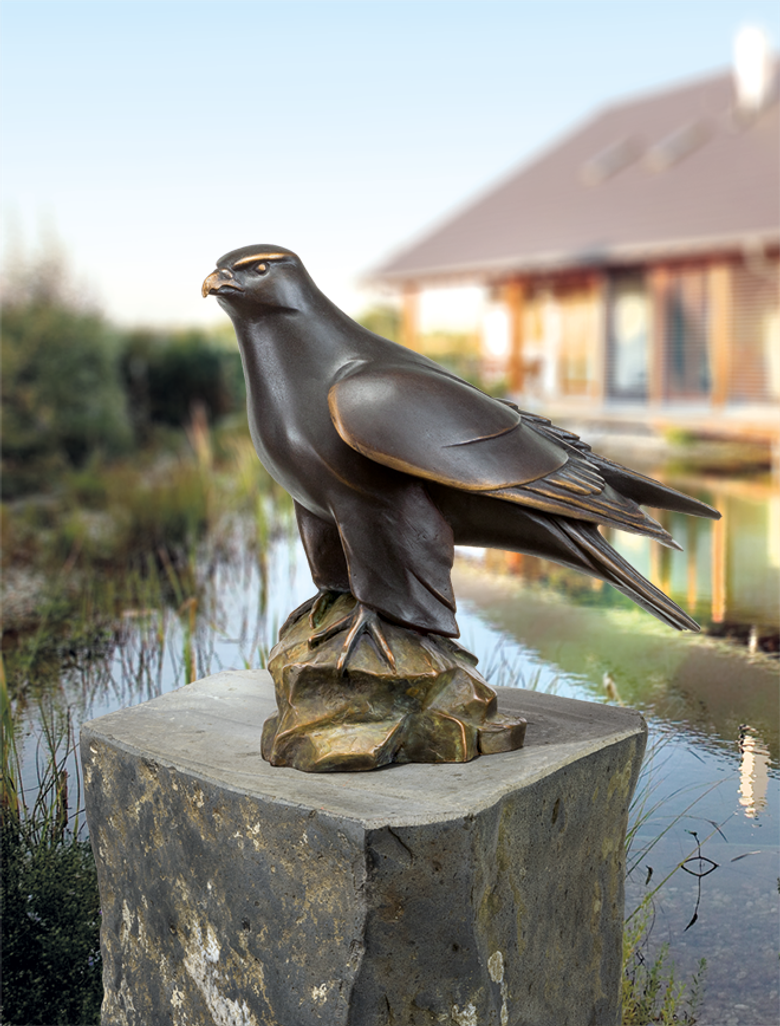 Bronzefigur Männlicher Gerfalke von Atelier Strassacker