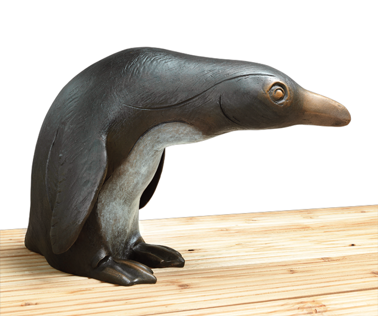 Bronzefigur Pinguin mit nach vorn gestrecktem Kopf von Atelier Strassacker