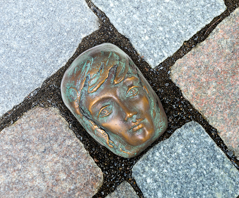 Bronzefigur Festfreude grün von Maria-Luise Bodirsky