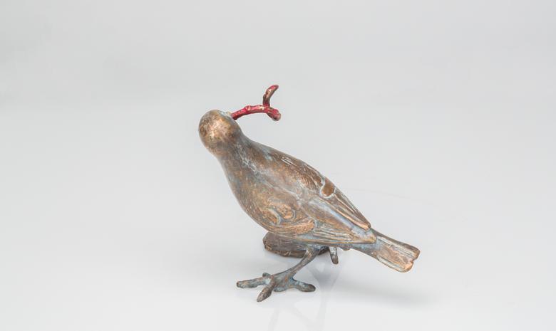 Bronzeskulptur – Vogel mit Wurm