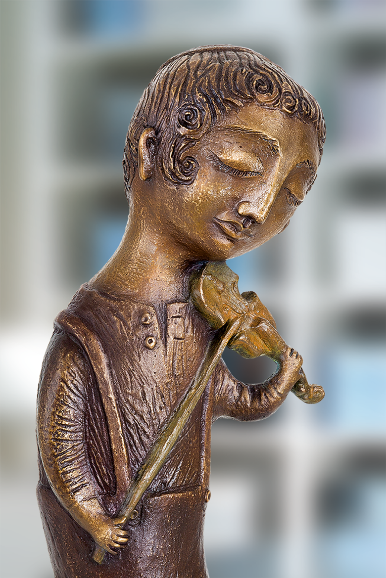 Bronzefigur Geiger auf Stuhl von Elya Yalonetski