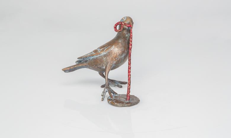 Bronzeskulptur – Vogel mit Wurm