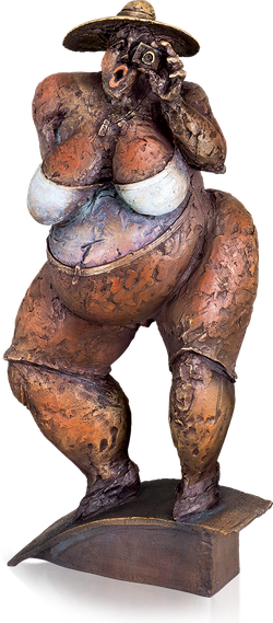 Bronzefigur Touristin von Roucka