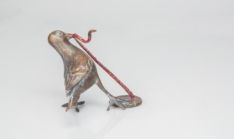 Bronzeskulptur – Vogel mit Wurm
