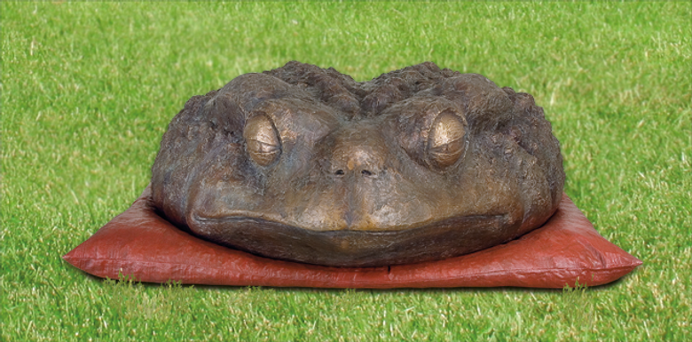 Bronzefigur Kröte auf Kissen von Guido Messer