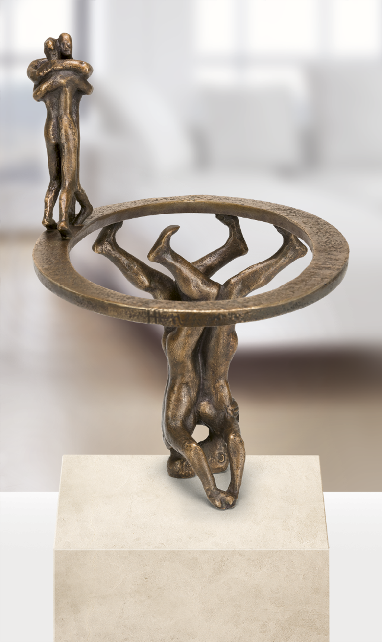 Bronzefigur If you can´t be with the one you love ... von Adelbert Heil