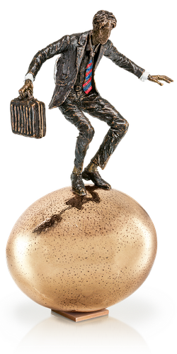 Bronzefigur »Balance auf goldenem Ei« von Vitali Safronov