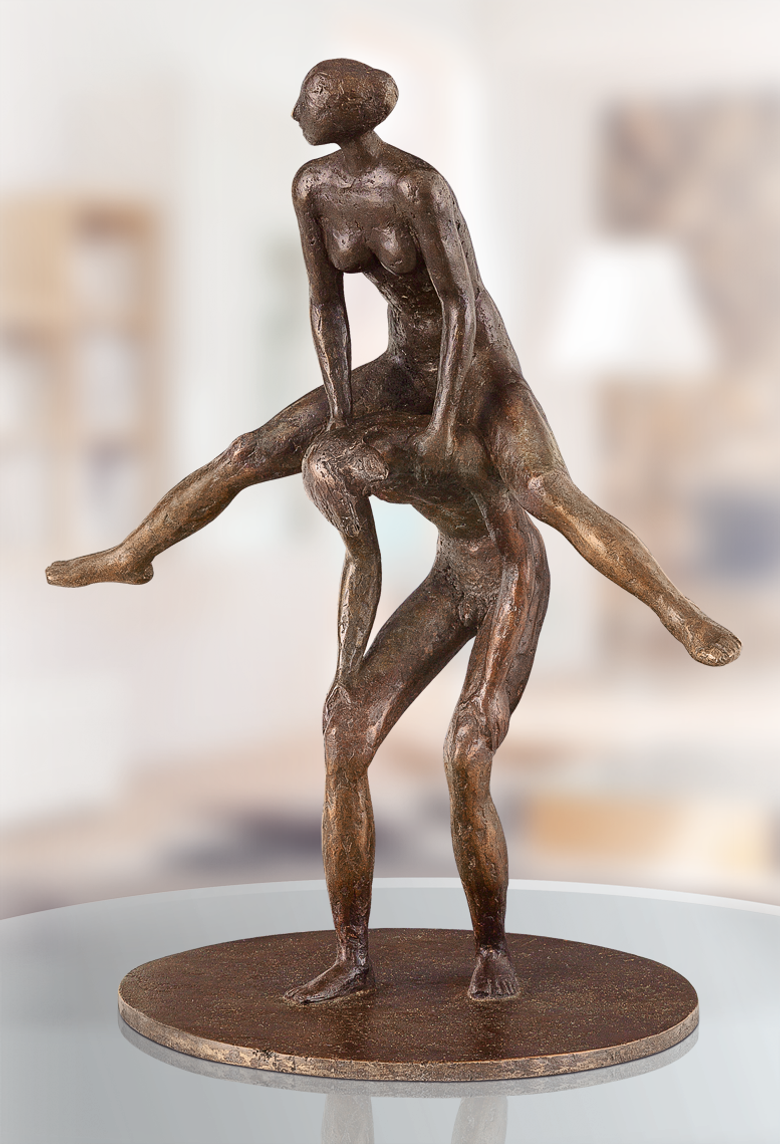 Bronzefigur Süße Last von Hans Neuwirth