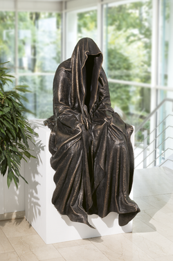 Bronzefigur Kantenhocker (braun) von Manfred Kielnhofer