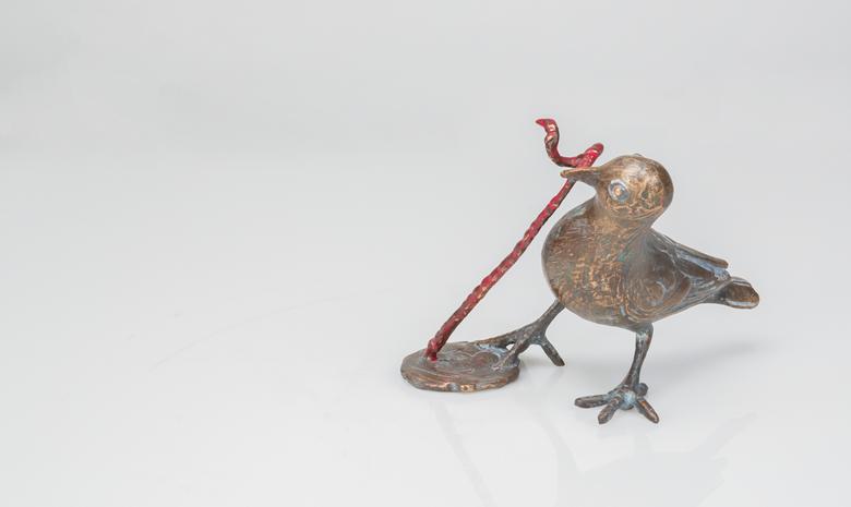 Bronzeskulptur – Vogel mit Wurm