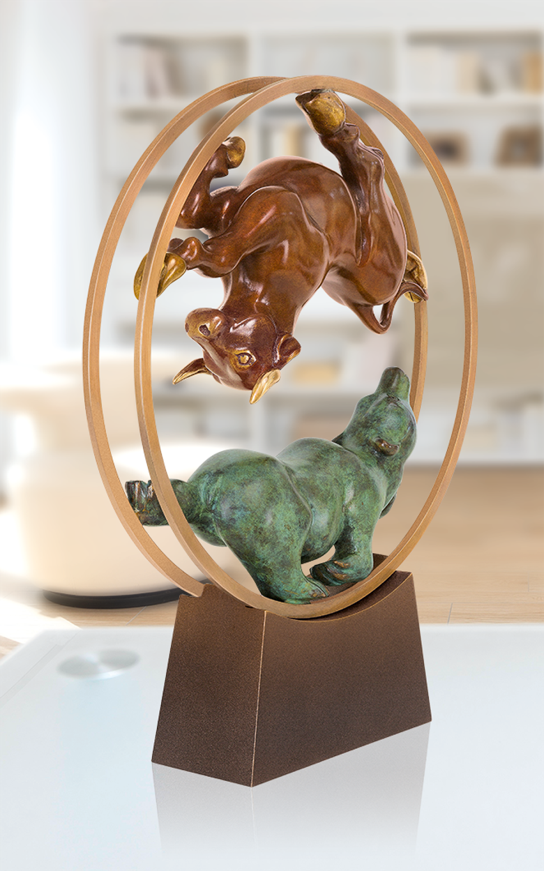 Bronzefigur Bulle & Bär im Rad von Jagna Weber