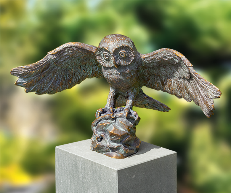 Bronzefigur «Eule mit ausgeb. Flügeln» aus dem Atelier Strassacker