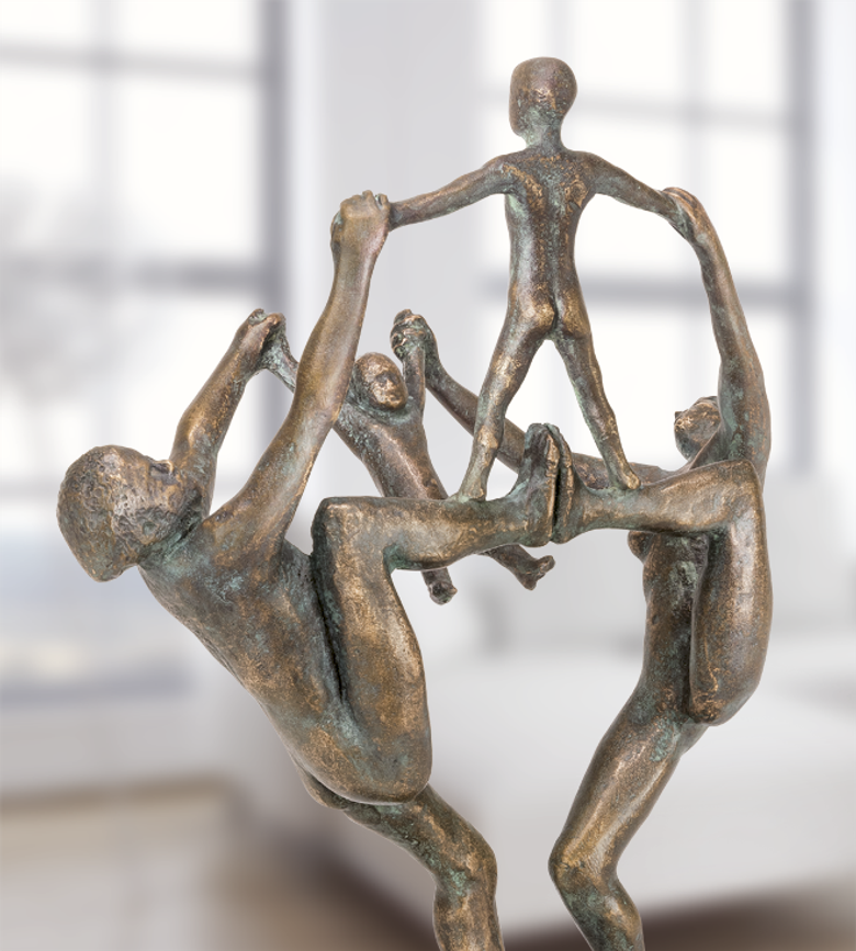 Bronzefigur Familie auf Rädern von Adelbert Heil