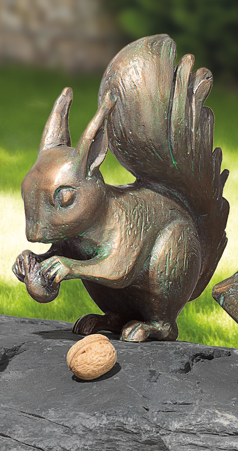 Bronzefigur Eichhörnchen mit Nuss von Atelier Strassacker