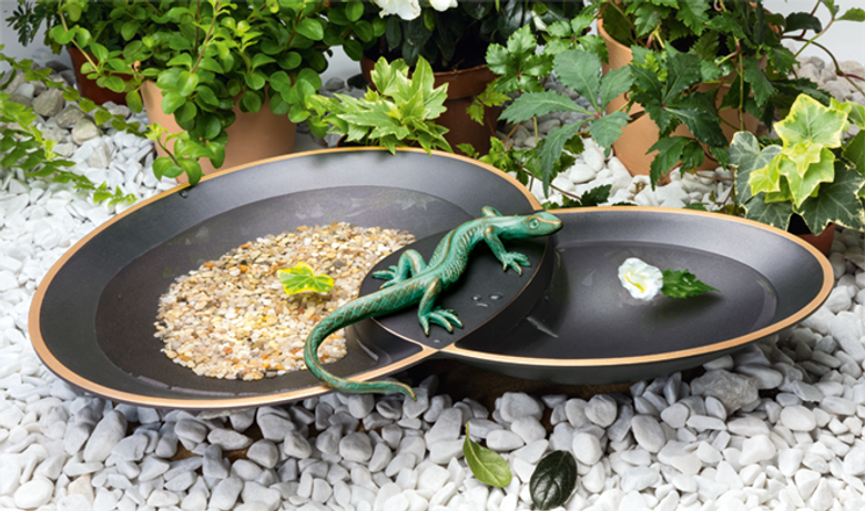 Bronzefigur Vogeltränke mit Eidechse von Atelier Strassacker