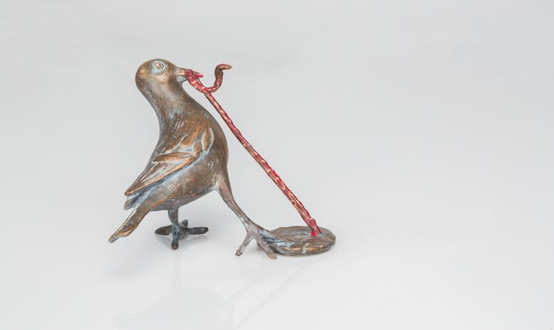 Bronzeskulptur – Vogel mit Wurm