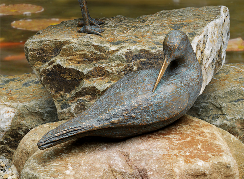 Bronzefigur Wasserläufer sich putzend von Atelier Strassacker