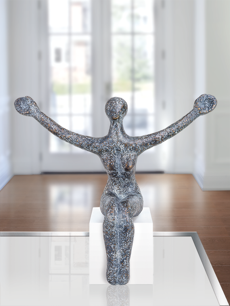 Bronzefigur Sitting woman von Andrea Kraft
