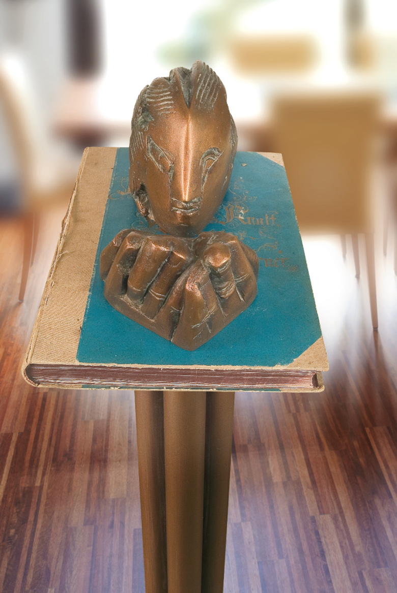 Bronzefigur Die Lesende von Milan Drews